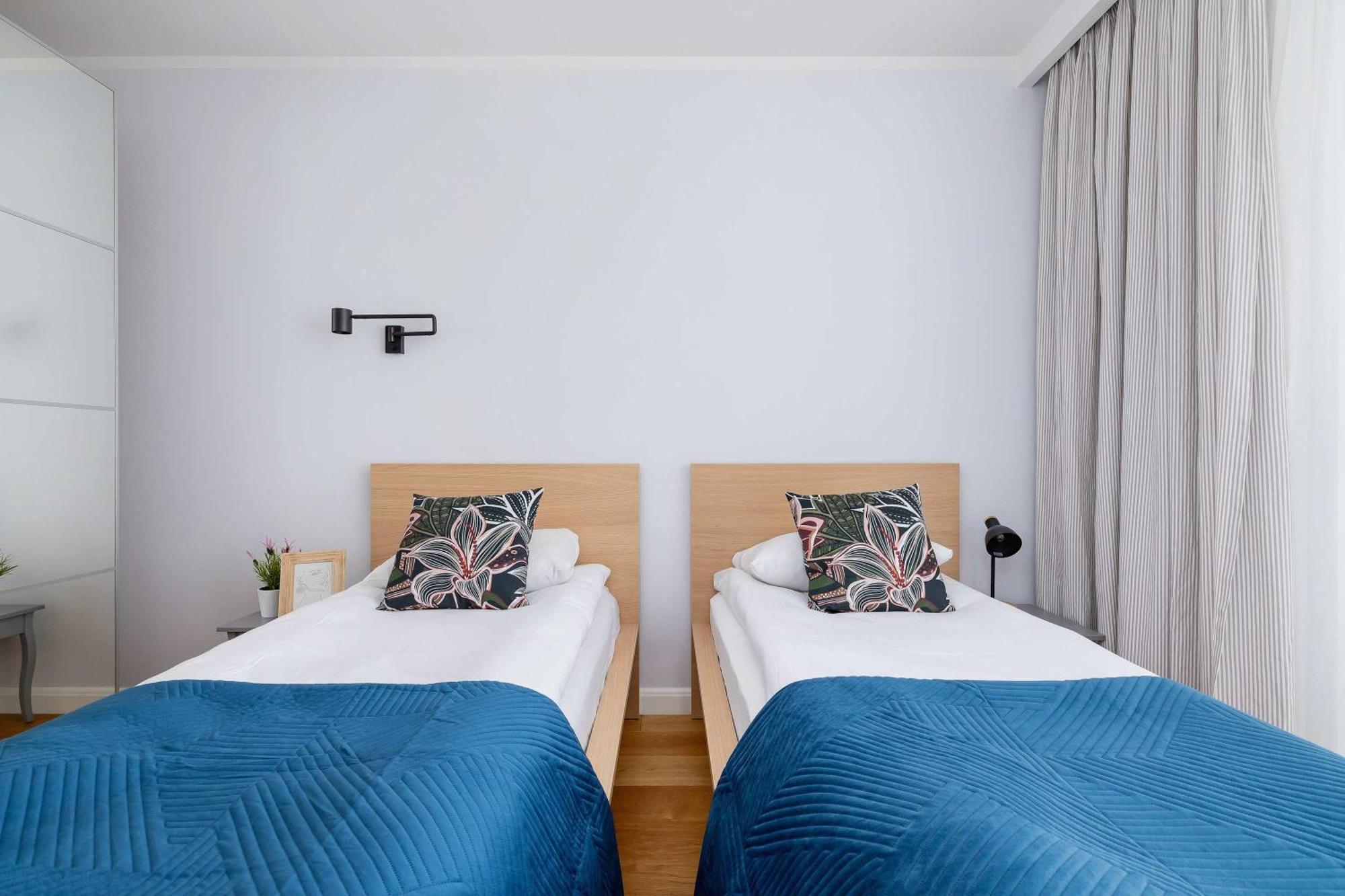 Przytulny I Przestronny W Krakowie Z Parkingiem Biurkiem I 2 Balkonami By Renters Appartement